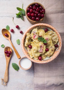 Kirazlı börek hazırlıyorum. Pierogi ya da pirohy yapmak, varenyky. Geleneksel Rus mutfağı ya da Ukrayna el yapımı vareniki.