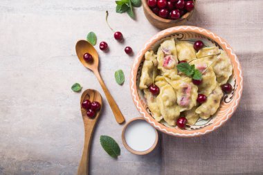 Kirazlı börek hazırlıyorum. Pierogi ya da pirohy yapmak, varenyky. Geleneksel Rus mutfağı ya da Ukrayna el yapımı vareniki.