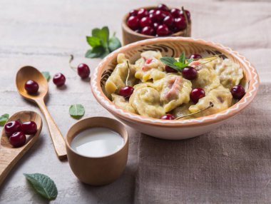 Kirazlı börek hazırlıyorum. Pierogi ya da pirohy yapmak, varenyky. Geleneksel Rus mutfağı ya da Ukrayna el yapımı vareniki.