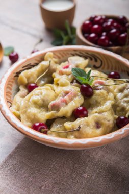 Kirazlı börek hazırlıyorum. Pierogi ya da pirohy yapmak, varenyky. Geleneksel Rus mutfağı ya da Ukrayna el yapımı vareniki.