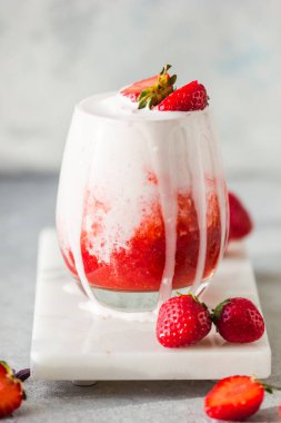 Çilekli dondurma, camlı kırmızı fesleğen. Seçici odaklanma. Kopyalama alanı ile göster.