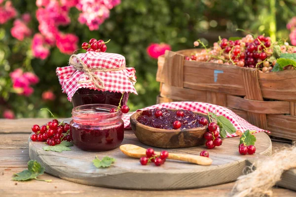 Ev yapımı Frenk üzümü reçeli. Taze frenk üzümü. Yemek pişirme konsepti