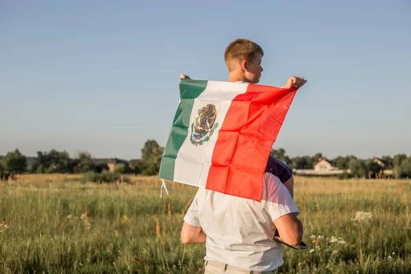 Fiatal Fiú Mexikó Zászlajával Szeptember Mexikó Függetlenség Napja Mexikói Függetlenségi — Stock Fotó