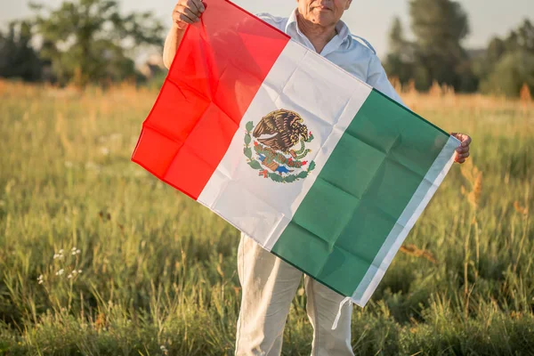 Homem Mais Velho Segurando Bandeira México Setembro Dia Independência México — Fotografia de Stock