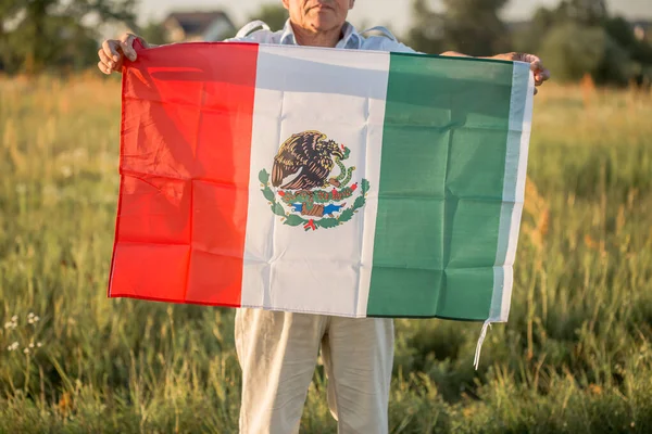 Homem Mais Velho Segurando Bandeira México Setembro Dia Independência México — Fotografia de Stock
