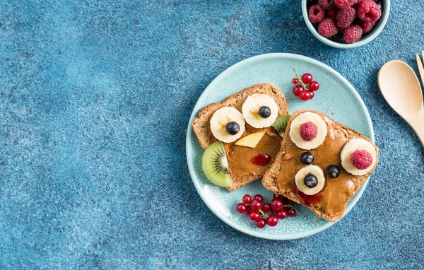 有趣的早餐吐司为孩子们塑造为可爱的猫头鹰 儿童食品艺术三明治 孤立无援动物的脸蛋上长着伸展的果实 — 图库照片