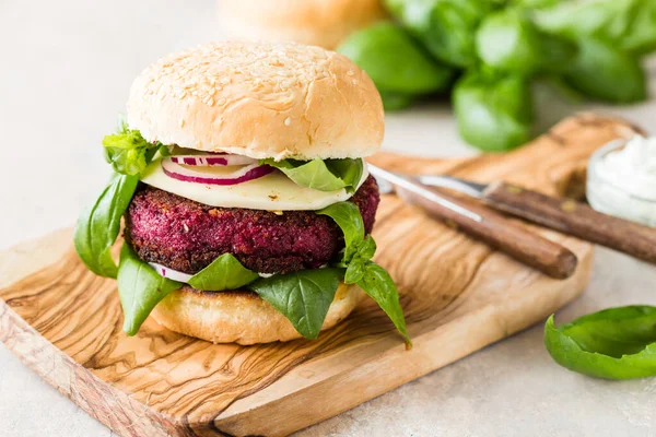 Hambúrgueres Beterraba Vegetariana Com Legumes Molho Grego Conceito Alimentação Saudável — Fotografia de Stock