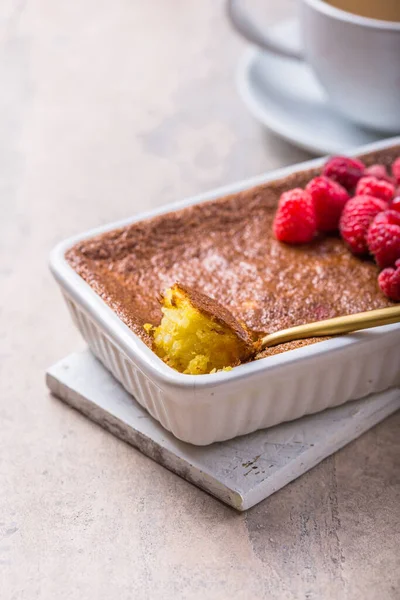 Sütlaç. Fransız sütlü tatlı ve ahududu.