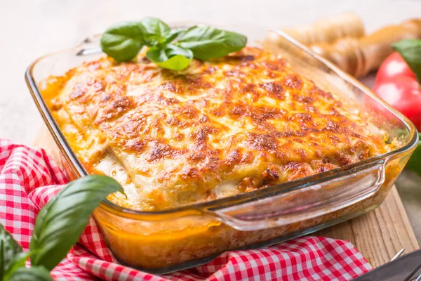 Traditionelle Italienische Lasagne Mit Gemüse Basilikum Rinderhackfleisch Tomaten Und Käse — Stockfoto