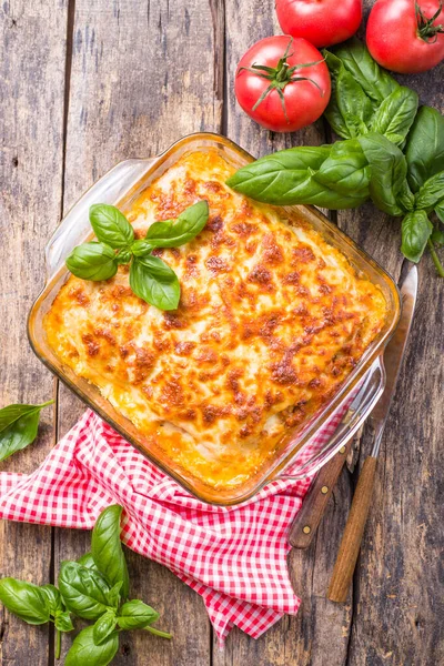 Geleneksel İtalyan lazanyası sebze, fesleğen, kıyma, domates ve peynirli ahşap zemin..