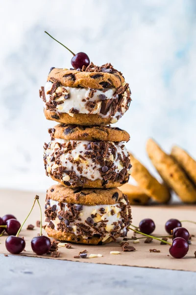 Kersenijs Sandwiches Met Chocolade Chip Koekjes — Stockfoto