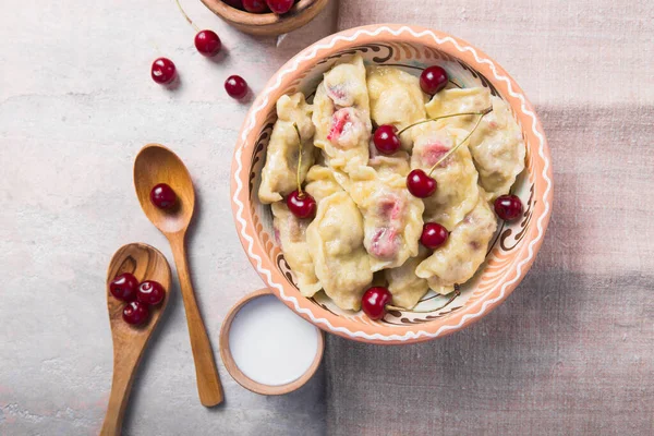Kirazlı börek hazırlıyorum. Pierogi ya da pirohy yapmak, varenyky. Geleneksel Rus mutfağı ya da Ukrayna el yapımı vareniki.