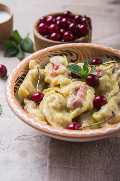 Kirazlı börek hazırlıyorum. Pierogi ya da pirohy yapmak, varenyky. Geleneksel Rus mutfağı ya da Ukrayna el yapımı vareniki.