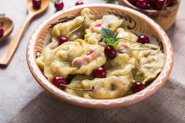 Kirazlı börek hazırlıyorum. Pierogi ya da pirohy yapmak, varenyky. Geleneksel Rus mutfağı ya da Ukrayna el yapımı vareniki.
