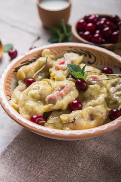 Kirazlı börek hazırlıyorum. Pierogi ya da pirohy yapmak, varenyky. Geleneksel Rus mutfağı ya da Ukrayna el yapımı vareniki.