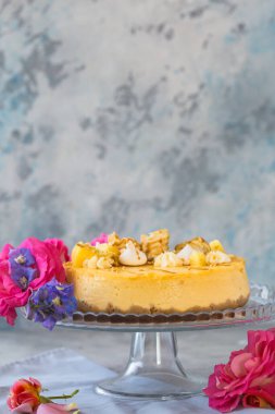 Elmalı karamelli cheesecake. Taş masada. Tatlı yemek..