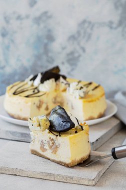 Elmalı karamelli cheesecake. Taş masada. Tatlı yemek..