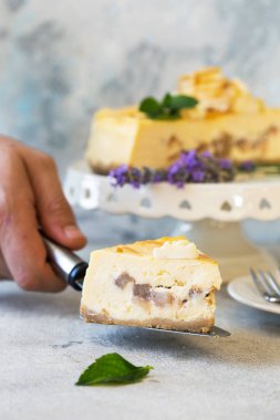 Karamelli elma, armutlu cheesecake. Sonbahar tatlısı. Karamelli elmalı cheesecake üst görünümü. 