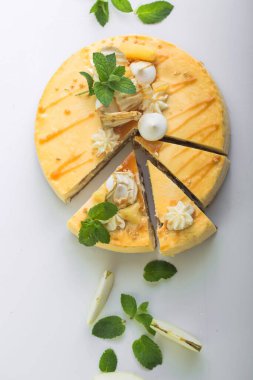 Karamelli elma, armutlu cheesecake. Sonbahar tatlısı. Karamelli elmalı cheesecake üst görünümü. 