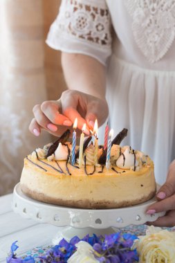 Karamelli elma ve armutlu peynirli kek. Sonbahar tatlısı. Mumlu karamelli elmalı cheesecake. Sonbahar tatlısı