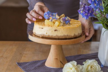 Karamelli elma ve armutlu peynirli kek. Sonbahar tatlısı. Karamelli elmalı cheesecake 