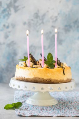 Mumlu karamelli elmalı cheesecake. Sonbahar tatlısı