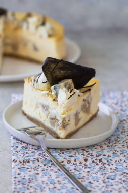 Elmalı karamelli cheesecake, üzerinde kahve olan. Tatlı yemek..