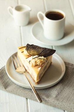 Elmalı karamelli cevizli cheesecake. Tahta masada. Tatlı yemek..