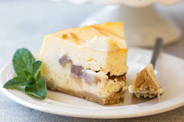 Karamell Apfel Birnen Käsekuchen Herbstliches Dessert Karamell Apfel Käsekuchen Draufsicht — Stockfoto