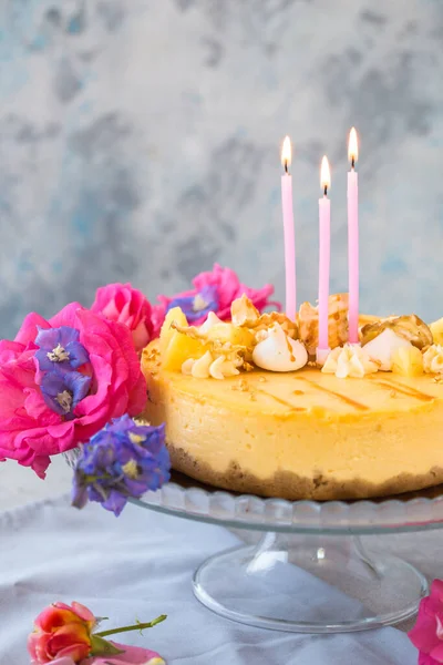 Karamell Apfelkäsekuchen Mit Kerzen Herbstliches Dessert — Stockfoto