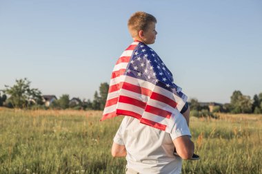 Çekici yaşlı adam ve Grahdson 'ın elinde USA Flag var. Ulusal tatil. Büyükbaba emekli oldu. Emeklilik ebeveyni