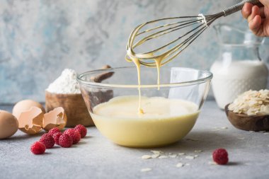 Krep yapmak için Hamur ya da mutfakta çırpılmış çırpılmış bir kasede kek yapmak için..