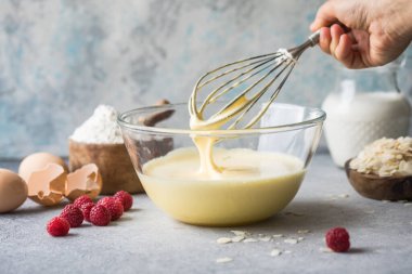 Krep yapmak için Hamur ya da mutfakta çırpılmış çırpılmış bir kasede kek yapmak için..