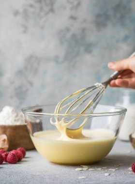 Krep yapmak için Hamur ya da mutfakta çırpılmış çırpılmış bir kasede kek yapmak için..