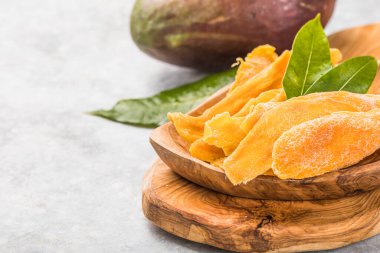 Kurumuş mango arka planı. Şekerli mango dilimleri. Yakın plan..