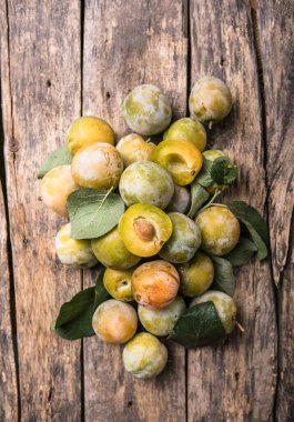 Sonbaharda arkaplan dokusu olarak toplanan olgun sarı erik meyveleri