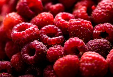 Taze ve tatlı kırmızı ahududu dokusu. meyve yığını arka planı