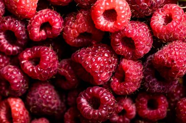 Taze ve tatlı kırmızı ahududu dokusu. meyve yığını arka planı