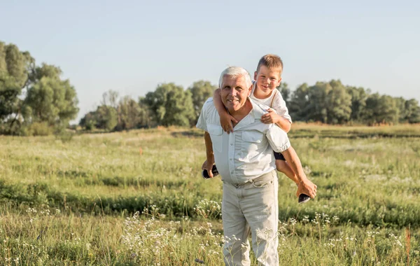 Glada Barn Med Morfar Som Leker Ängen Morfar Går Pension — Stockfoto