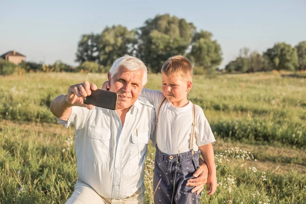 Yaşlı Adam Grahdson Akıllı Telefonla Selfie Çekiyorlar Sosyal Web Günlüğü — Stok fotoğraf