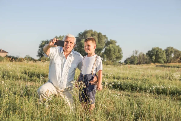 Viejo Hombre Mayor Grahdson Tomar Selfie Con Teléfono Inteligente Red —  Fotos de Stock