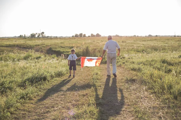 Velho Idoso Atraente Grahdson Segurando Bandeira Canadense Feriado Nacional Avô — Fotografia de Stock