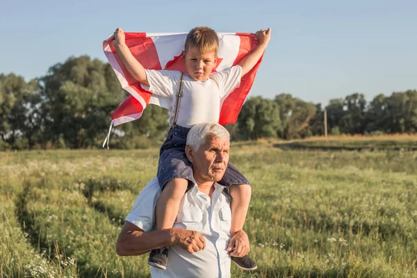 Çekici Yaşlı Adam Grahdson Kanada Bayrağı Taşıyor Ulusal Tatil Büyükbaba — Stok fotoğraf