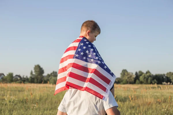 Vonzó Idős Férfi Grahdson Kezében Usa Flag Nemzeti Ünnep Nyugdíjas — Stock Fotó