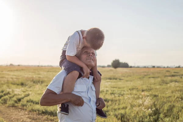 Porträtt Söt Liten Pojke Och Hennes Stiliga Morfar Tittar Kameran — Stockfoto