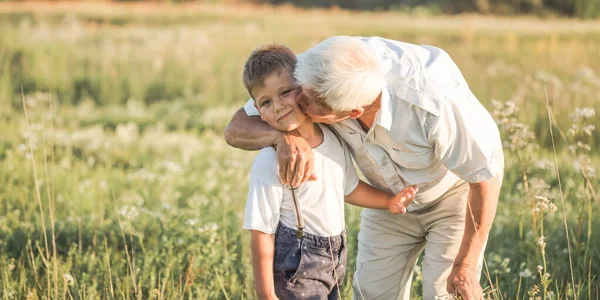 Familia Generación Comunicación Concepto Personas Feliz Abuelo Besa Nieto Prado — Foto de Stock