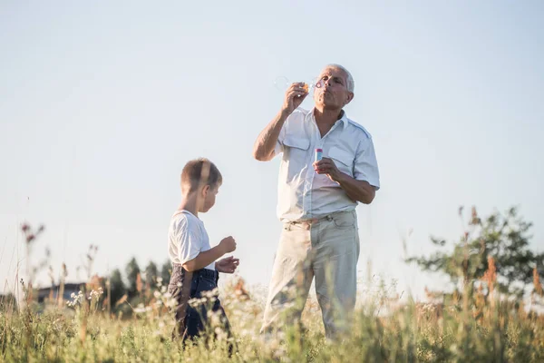 Feliz Avô Mais Velho Com Neto Menino Bonito Jogando Campo — Fotografia de Stock