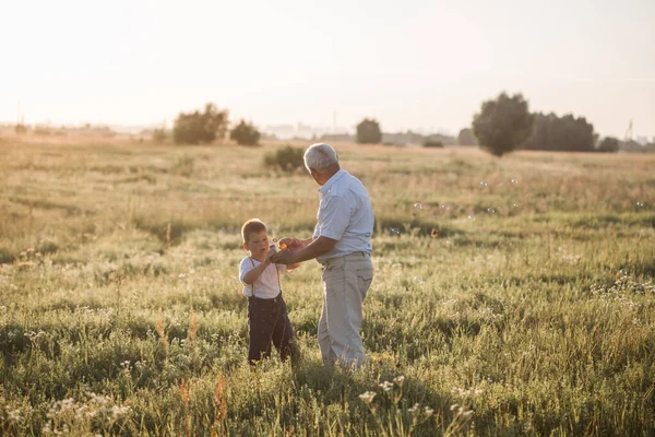 Sahada Oynayan Tatlı Bir Torunu Olan Mutlu Bir Büyükbaba Mutlu — Stok fotoğraf