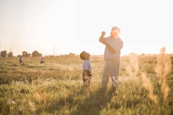 Feliz Avô Mais Velho Com Neto Menino Bonito Jogando Campo — Fotografia de Stock