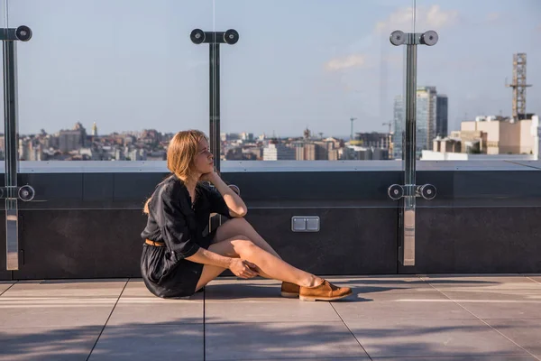 Una Chica Techo Una Casa Soledad Medita Disfruta Vida Una — Foto de Stock